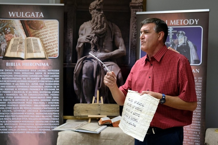 Modlitewnik wielkości kilku milimetrów, wulgata, Biblia Gdańska - niezwykła wystawa biblii Jarosława Gaudka w Człuchowie 