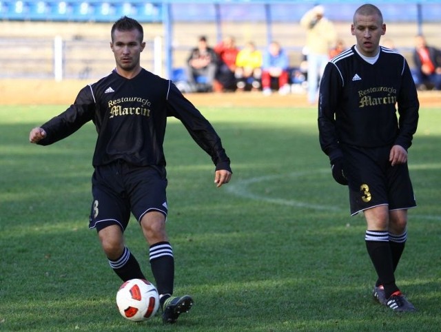 Paweł Ślepecki (z lewej) i Marek Nowak -piłkarze Śląska Łubniany są coraz bliżej utrzymania.