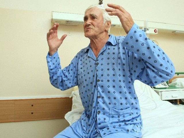 70 &#8211; letni Henryk Robak obecnie przebywa w szpitalu w Czerwonej Górze koło Kielc.  Mimo że o mało nie umarł, to w całej sytuacji widzi pozytywy. &#8211; Na starość może być różnie. A tu proszę siedem dych na grzbiecie, a ja helikopterem latam &#8211; żartuje.