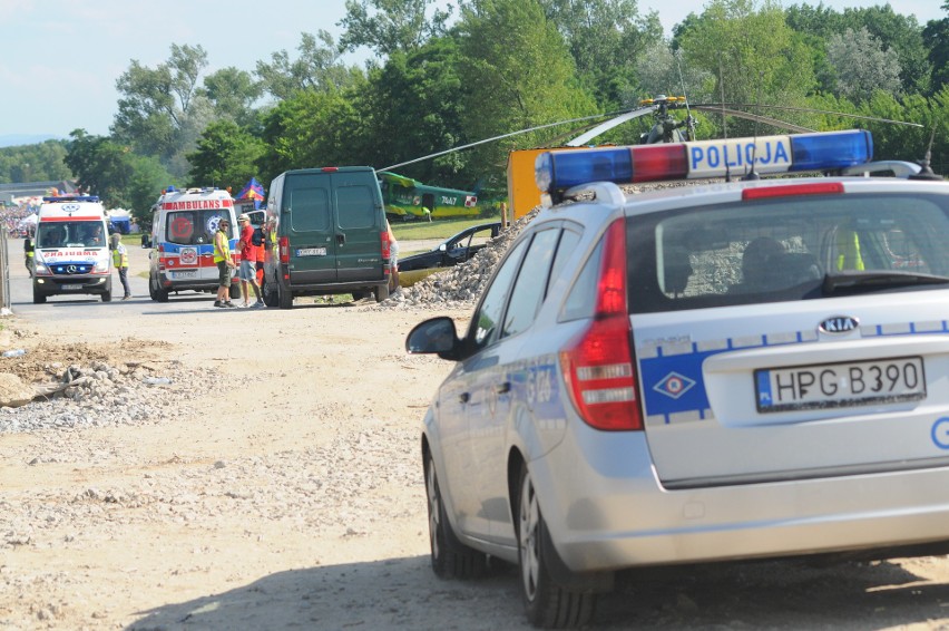 Awaryjne lądowanie szybowca w czasie Małopolskiego Pikniku Lotniczego, pokazy były wstrzymane