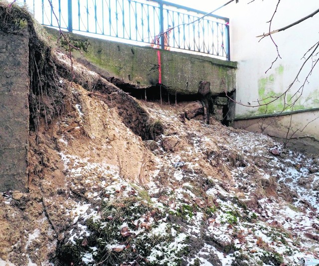 W styczniu osunęła się skarpa pod chodnikiem i ulicą Młyńską w Koszalinie. Piach i ziemię wypłukała woda wypływająca z pękniętej rury. 12 marca mamy poznać wyniki ekspertyzy