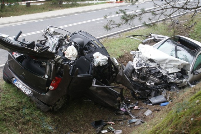 Do kolejnego śmiertelnego wypadku na drodze wojewódzkiej nr 470 Kalisz - Turek doszło w piątek, 27 września, przed południem. W Celestynach (pow. turecki) zderzyły się trzy auta osobowe. Na miejscu zginęły dwie osoby - małżeństwo z Kalisza. Przejdź dalej --->