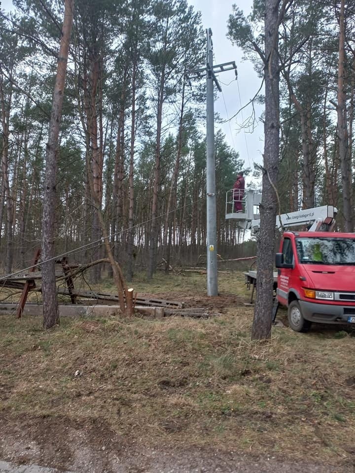 Strażacy ciągle walczą ze skutkami wichury, która w sobotę...