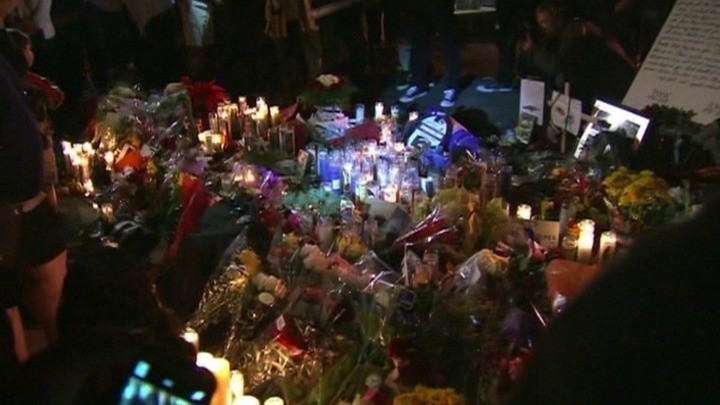 Śmierć Paula Walkera: Fani i przyjaciele czuwali na miejscu wypadku [VIDEO+ZDJĘCIA]