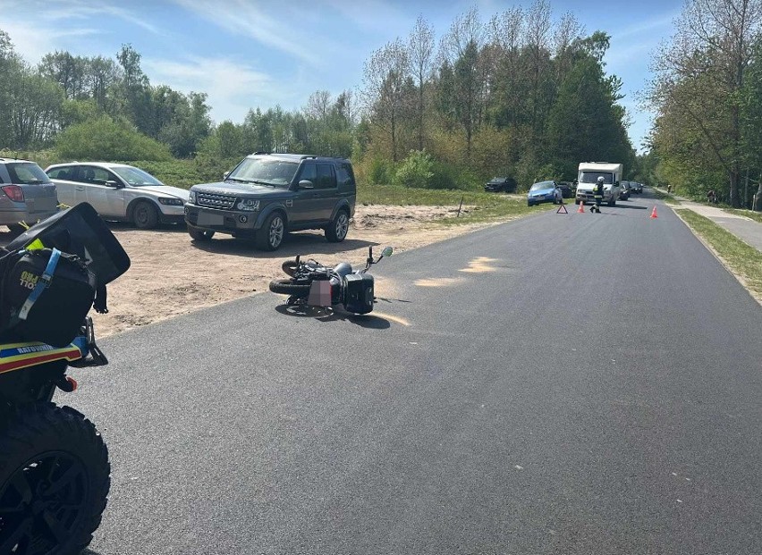 Zderzenie motocyklisty z samochodem osobowym na trasie między Mielnem i Łazami [ZDJĘCIA]