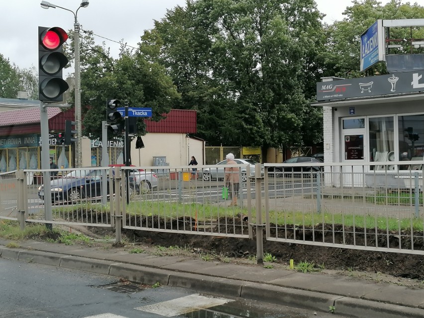 Beton w torowisku - postęp prac na ulicy Łaskiej. ZDJĘCIA