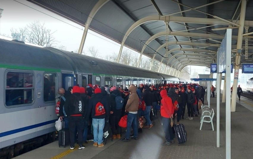 Kibice Widzewa pojechali do Gdańska na mecz z Lechią. Z dworca Łódź Widzew wyruszyły dwa pociągi ZDJĘCIA