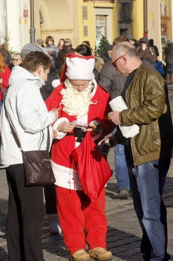 Święty Mikołaj na wrocławskim rynku sprzedaje obrazki