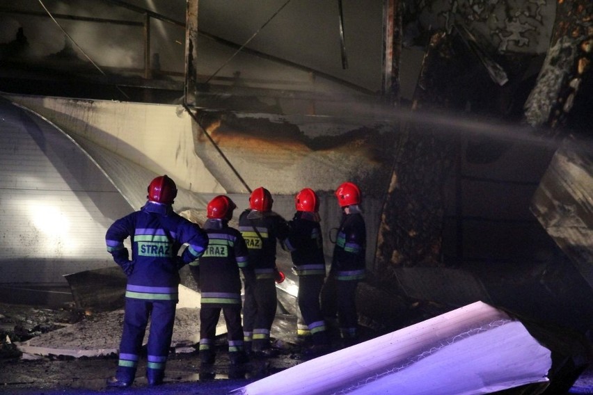 Wrocław: Pożar przy Krzywoustego. Spłonęła hala do squasha (FILM, ZDJĘCIA)