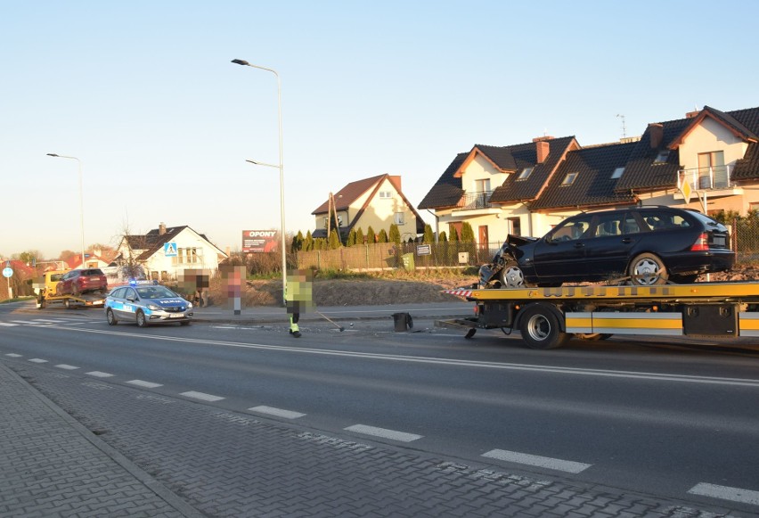 W Stargardzie zderzyły się samochody. Mercedes najechał forda 