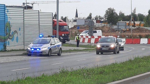 We wtorek rano na rondzie gen. Maczka pojawili się policjanci, którzy czuwają nad płynnością ruchu w tym miejscu.