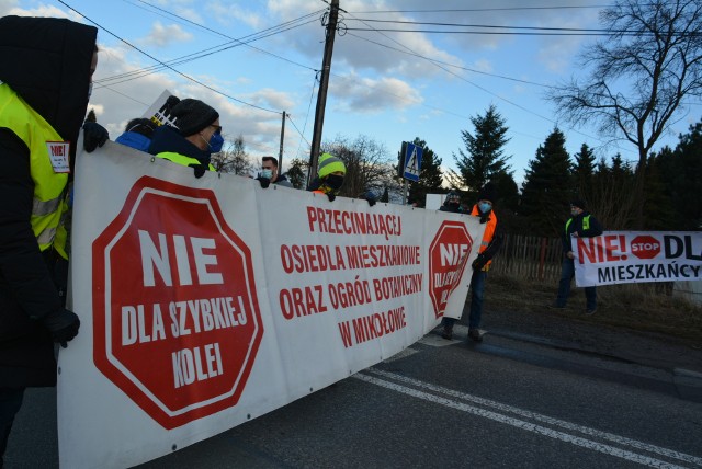 Mieszkańcy Wyr dzisiaj protestowali dzisiaj nie tylko z transparentami, ale także z walizkami, symbolizującymi konieczność wyprowadzki.  Zobacz kolejne zdjęcia. Przesuwaj zdjęcia w prawo - naciśnij strzałkę lub przycisk NASTĘPNE