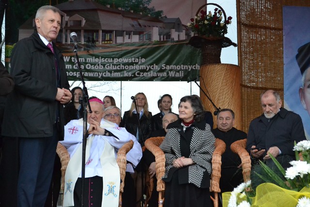 Od prawej profesor Jan Tadeusz Duda z żoną profesor Janiną Milewską-Dudą, biskup Edward Frankowski i burmistrz Rudnika nad Sanem Waldemar Grochowski