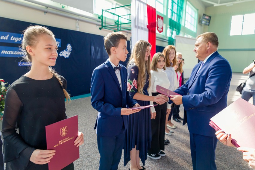 Stypendia za wyniki i osiągnięcia w nauce przyznano 89...