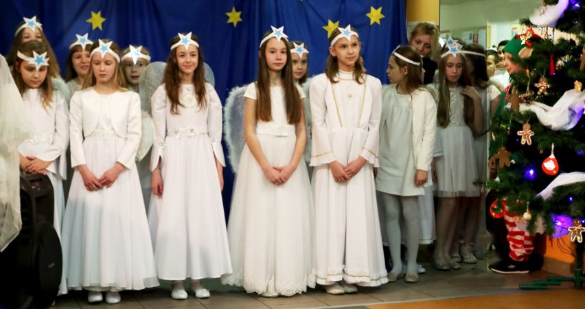 Nowy Sącz. Pastorałki zaśpiewały dzieci ze Szkoły Podstawowej w Falkowej [ZDJĘCIA]