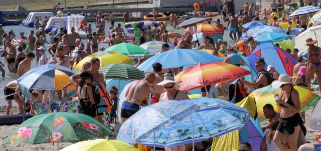 Plażowanie nad Jeziorem Tarnobrzeskim w sobotę, 27 sierpnia