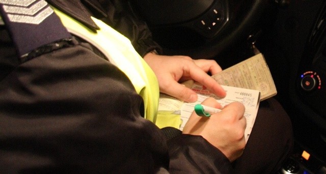 Kierowcy łamiący przepisy na drodze dostają surowe mandaty.