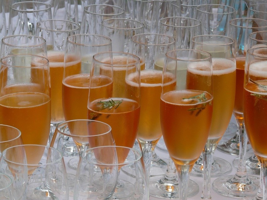 Słodki szampan ma w 100 g ponad 110 kcal.