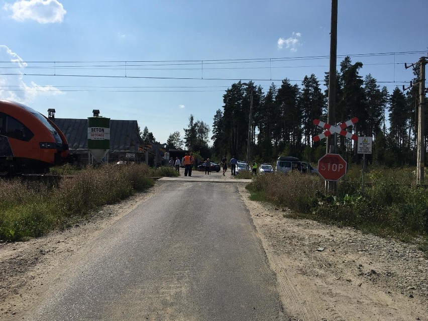 Wypadek w Szaflarach. Pociąg osobowy zderzył się z samochodem, 18-latka zdająca egzamin zmarła w szpitalu