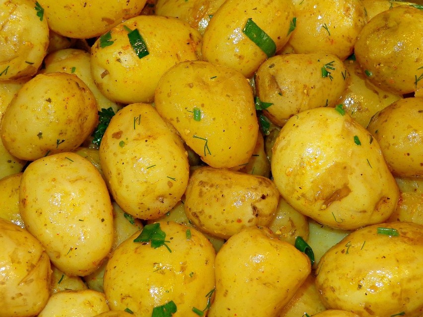 Młode ziemniaki zawierają także magnez, który łagodzi stany...
