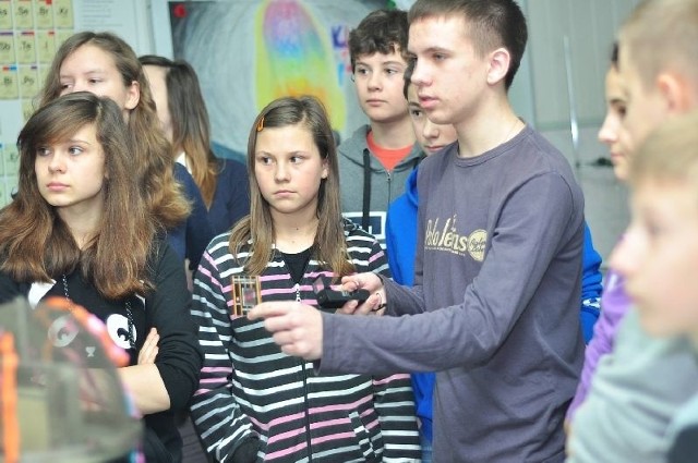 Podczas piątkowego &#8222;Dnia Otwartego&#8221; w Gimnazjum numer 3 w Tarnobrzegu uczniowie ze szkół podstawowych przyglądali się, jak gimnazjaliści uczą się fizyki.