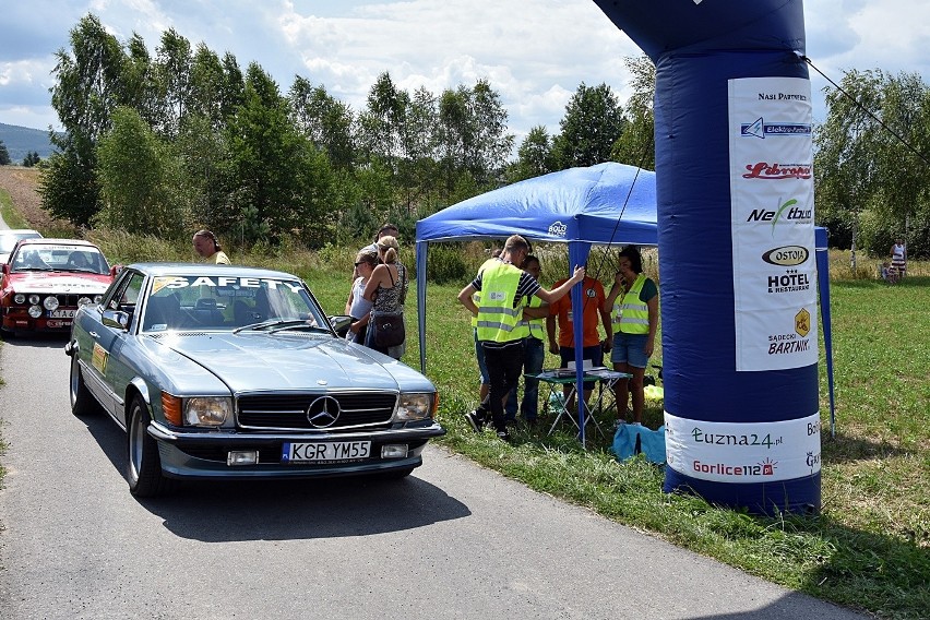 W Łużnej na starcie do Super OeSu stanęły zarówno potężne maszyny rajdowe, jak i poczciwe maluchy [ZDJĘCIA]