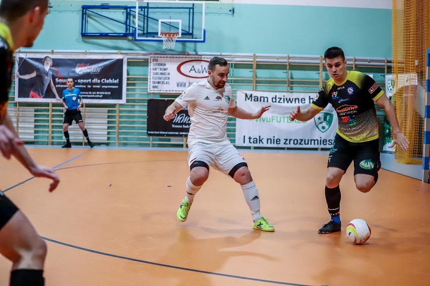 Futbalo Białystok (na biało) nie dało szans rywalom z Piły