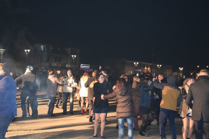 Tłumne powitanie Nowego Roku na Rynku w Daleszycach 