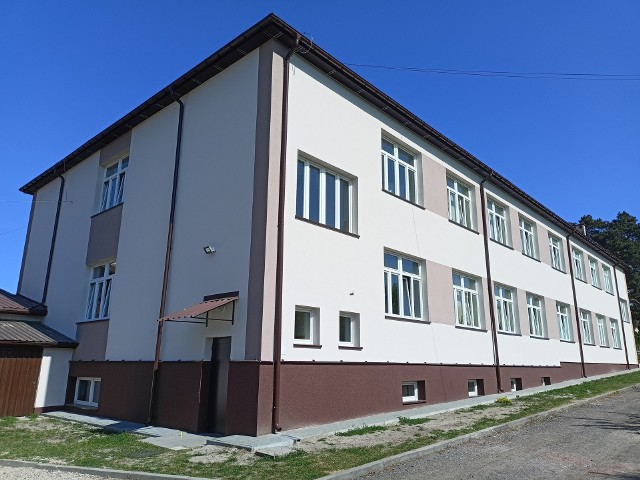 Tak obecnie prezentuje się budynek Szkoły Podstawowej w Sobkowie po remoncie.