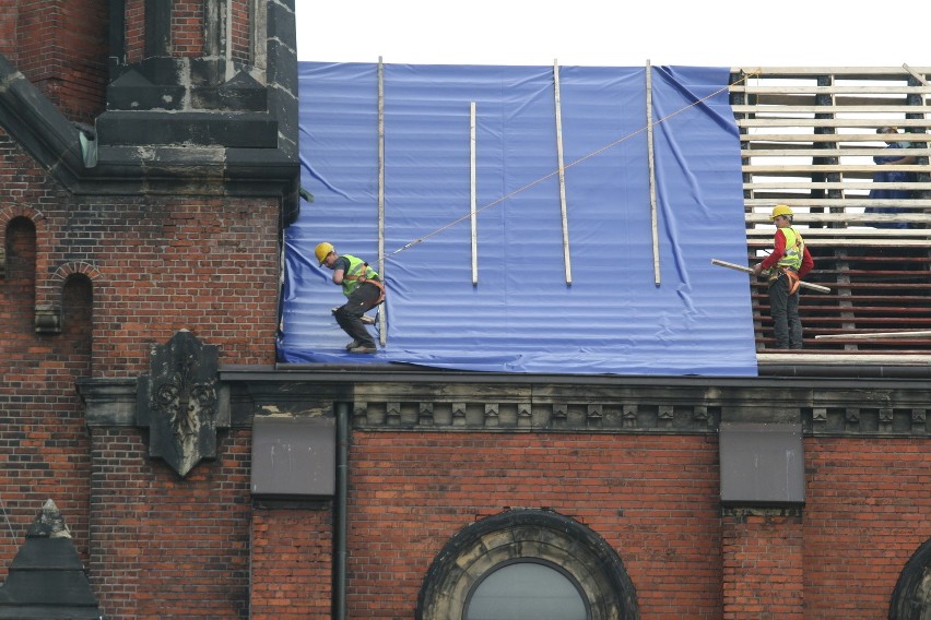 Zabezpieczanie spalonego dachu katedry w Sosnowcu