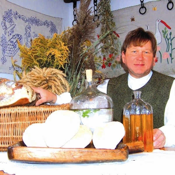 Jan Ancypo z Izby Regionalnej w Janowszczyźnie prezentuje trzy sokólskiej smakołyki: ser suszony, chleb wiejski oraz kumpiak po sokólsku