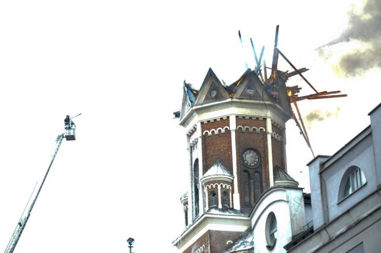 Ul. Warszawska. W pożarze kościoła św. Wojciecha zawaliła się wieża (zdjęcia, wideo)