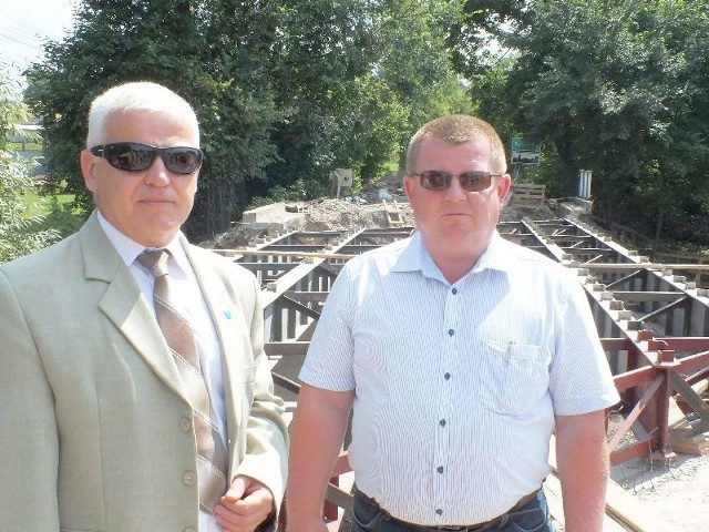 Andrzej Matynia i Leszek Śmigas na budowie mostu w Rzepinku