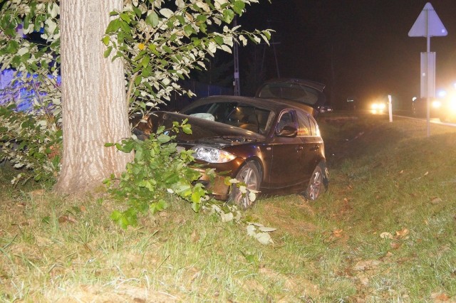 Jak udało się nam dowiedzieć, kierowca osobowego BMW miał ukraść paliwo i nie zatrzymać się do policyjnej kontroli. Mężczyzna jechał ze strony Sławna w kierunku Słupska. Nocny pościg na drodze krajowej numer 6 zakończył się w Sycewicach. Uciekający kierowca zjechał do rowu i uderzył w drzewo.
