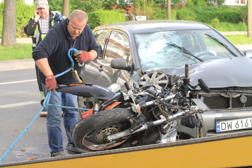 Wypadek na Borowskiej. Motocyklista w ciężkim stanie 