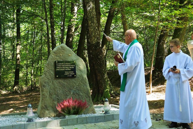 W Małej Wsi (gmina Wieliczka), w rejonie nazywanym Gajem odsłonięto obelisk upamiętniający ofiary epidemii cholery w połowie XIX wieku. Miejsce pamięci powstało z inicjatywy mieszkańc&oacute;w