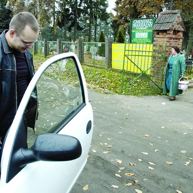 Kierowcy mają mało miejsca na parkingu przy cmentarzu.