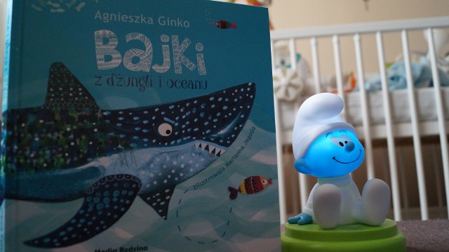 Bajki z dżungli i oceanuRybka Rybik mieszka w rafie koralowej, małpka Długa w dżungli, a zebra Cudak na równiku. Każdy bohater ma jakiś problem, który udaje się przezwyciężyć, aby mieć przyjaciół, pomagać innym i cieszyć się życiem. Te radosne i mądre bajki Agnieszki Ginko spodobają się dzieciom i dorosłym. Dużym atutem książki są piękne ilustracje autorstwa Marianny Jagody.Wydawnictwo Media Rodzina