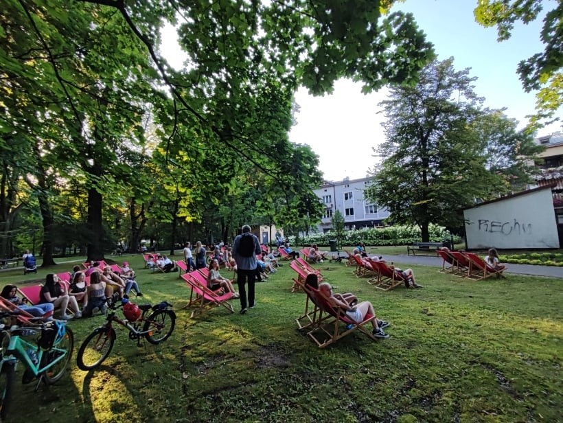 Kino plenerowe w Krzeszowicach w parku im. Adama Bogackiego