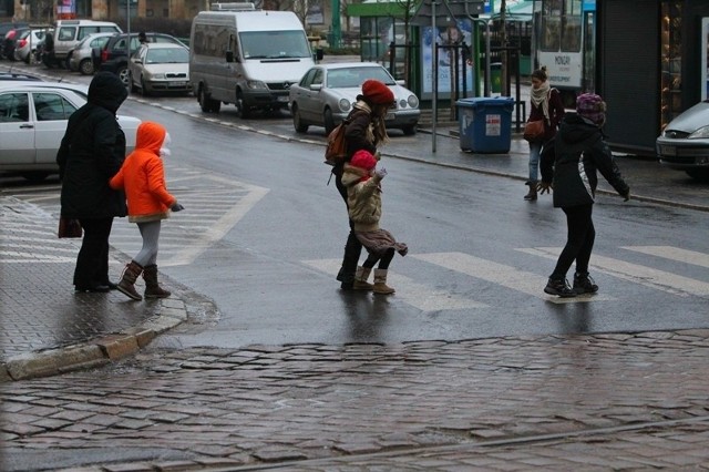 Gołoledź sparaliżowała Poznań. Każde wyjście z domu groziło wywrotką i wizytą na szpitalnym oddziale ratunkowym