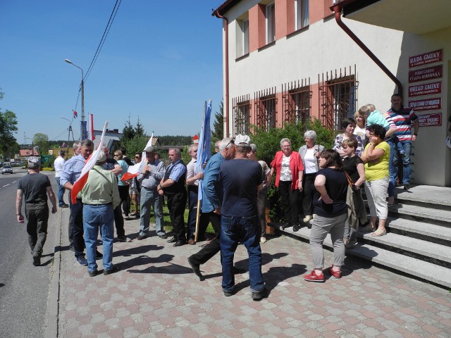 Od wczoraj w nocy przy fermie w Czarnej Dąbrówce porządku pilnuje policja. Doszło do zamieszek między mieszkańcami, a właścicielem gospodarstwa.