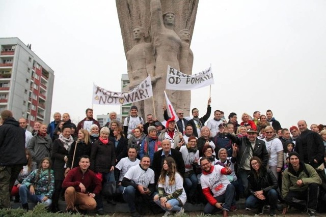 W październiku 2018 roku mieszkańcy Zagłębia i całego regionu symbolicznie bronili pomnika Bohaterów Czerwonych Sztandarów Zobacz kolejne zdjęcia/plansze. Przesuwaj zdjęcia w prawo - naciśnij strzałkę lub przycisk NASTĘPNE