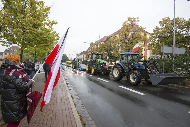 Przejazd kilkunastu traktorów przez centrum i spowolnienie...