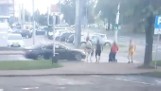 Kierowca na przejściu dla pieszych potrącił matkę z małym dzieckiem. Wstrząsające wideo