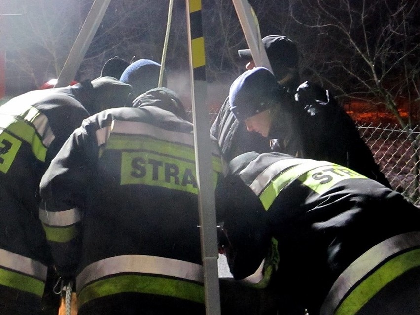 Niezwykła akcja strażaków i ratowników: Wydobyli kotka z 35-metrowej studni [ZDJĘCIA, WIDEO]