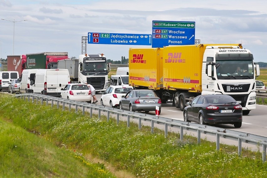 Karambol na A4 przy węźle Bielany. Potężne utrudnienia po zderzeniu ciężarówki i 3 aut osobowych