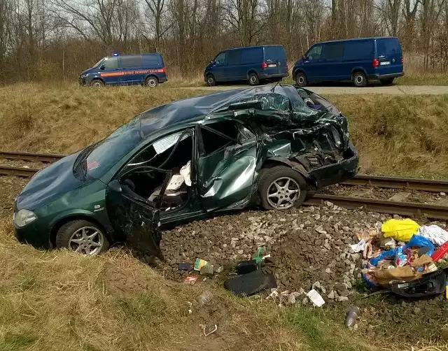 Do bardzo groźnego wypadku doszło w czwartek, 12 kwietnia na drodze między Żarami a Grabikiem. Osobowy nissan na przejeździe kolejowym wjechał wprost pod nadjeżdżający szynobus. Policja potwierdza informacje o wypadku. - Doszło do niego na ul. Czerwonego Krzyża. Osobowy nissan, którym jechał 65-letni kierowca i 64-letnia pasażerka, wjechał pod nadjeżdżający szynobus. Obie osoby jadące samochodem to mieszkańcy powiatu żarskiego, zostali zabrani do szpitala - relacjonuje podkom. Aneta Berestecka, oficer prasowy Komendy Powiatowej Policji w Żarach.Na razie nie są znane szczegóły wypadku. Wiadomo, że przejazd, na którym do niego doszło, nie ma rogatek, wyposażony jest jedynie w sygnalizację świetlną. Po uderzeniu przez szynobus nissan zjechał z drogi, przewrócił się na dach i zatrzymał w przydrożnym rowie. Na miejscu pracują policjanci, strażacy i pogotowie. To właśnie policjanci będą ustalali szczegółowy przebieg wypadku.POLECAMY ODCINKI "KRYMINALNEGO CZWARTKU":