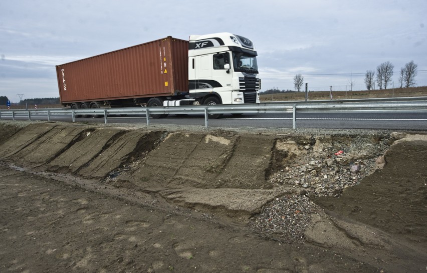 Na trasie S6 pojawiły się pierwsze wady. Sypie się podbudowa, a asfalt już nie jest gładki