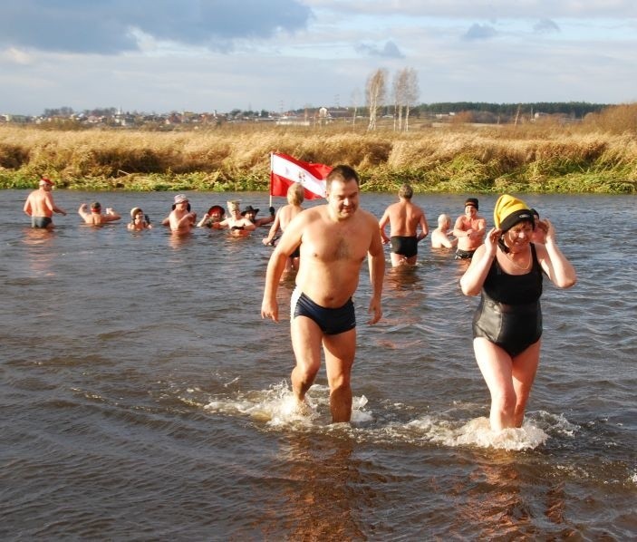 Podlaski Klub Morsów zainaugurowal sezon w Nowodworcach, nad...