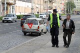 Wypadek na Pomorskiej. Mężczyzna wbiegł przed trabanta